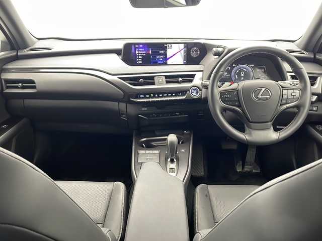 レクサス ＵＸ 300e バージョンC 千葉県 2021(令3)年 1万km ソニックチタニウム 純正ナビ(CD/ DVD/ BT/ USB/ フルセグTV/Miracast）/マークレビンソン/レクサスセーフティ/ブラインドスポットモニター/パノラミックビューモニター/クリアランスソナー/本革シート/パワーシート/シートヒーター/エアシート/後席シートヒーター/パワーバックドア/ドライブレコーダー/ETC２．０/ステアリングヒーター/ヘッドアップディスプレイ/パドルシフト