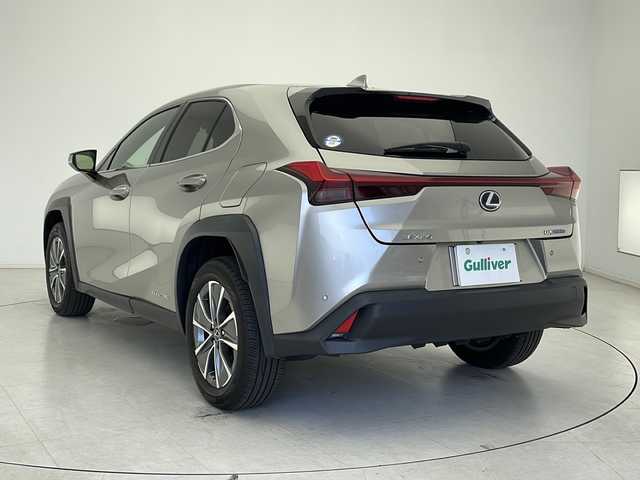 レクサス ＵＸ 300e バージョンC 千葉県 2021(令3)年 1万km ソニックチタニウム 純正ナビ(CD/ DVD/ BT/ USB/ フルセグTV/Miracast）/マークレビンソン/レクサスセーフティ/ブラインドスポットモニター/パノラミックビューモニター/クリアランスソナー/本革シート/パワーシート/シートヒーター/エアシート/後席シートヒーター/パワーバックドア/ドライブレコーダー/ETC２．０/ステアリングヒーター/ヘッドアップディスプレイ/パドルシフト
