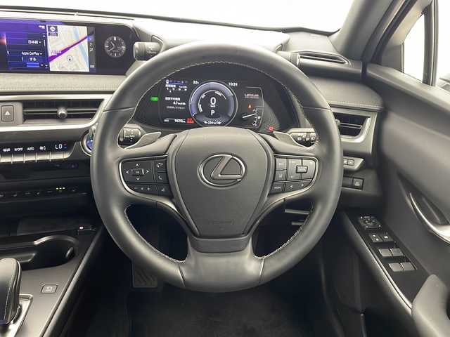 レクサス ＵＸ 300e バージョンC 千葉県 2021(令3)年 1万km ソニックチタニウム 純正ナビ(CD/ DVD/ BT/ USB/ フルセグTV/Miracast）/マークレビンソン/レクサスセーフティ/ブラインドスポットモニター/パノラミックビューモニター/クリアランスソナー/本革シート/パワーシート/シートヒーター/エアシート/後席シートヒーター/パワーバックドア/ドライブレコーダー/ETC２．０/ステアリングヒーター/ヘッドアップディスプレイ/パドルシフト