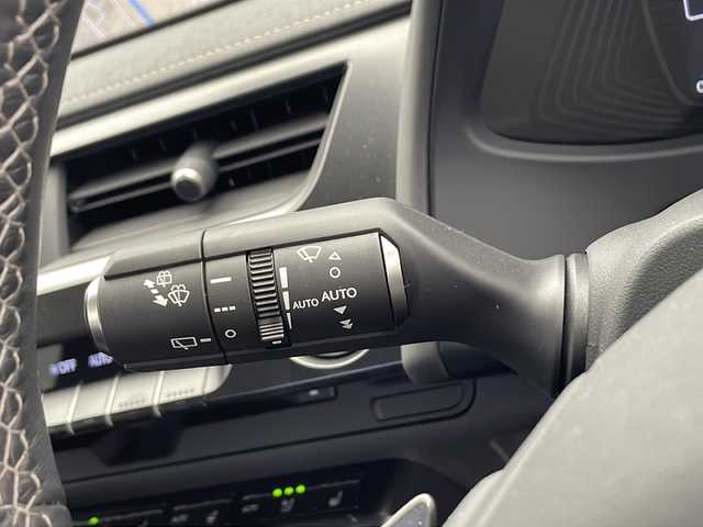レクサス ＵＸ 300e バージョンC 千葉県 2021(令3)年 1万km ソニックチタニウム 純正ナビ(CD/ DVD/ BT/ USB/ フルセグTV/Miracast）/マークレビンソン/レクサスセーフティ/ブラインドスポットモニター/パノラミックビューモニター/クリアランスソナー/本革シート/パワーシート/シートヒーター/エアシート/後席シートヒーター/パワーバックドア/ドライブレコーダー/ETC２．０/ステアリングヒーター/ヘッドアップディスプレイ/パドルシフト