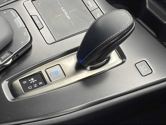 レクサス ＵＸ 300e バージョンC 千葉県 2021(令3)年 1万km ソニックチタニウム 純正ナビ(CD/ DVD/ BT/ USB/ フルセグTV/Miracast）/マークレビンソン/レクサスセーフティ/ブラインドスポットモニター/パノラミックビューモニター/クリアランスソナー/本革シート/パワーシート/シートヒーター/エアシート/後席シートヒーター/パワーバックドア/ドライブレコーダー/ETC２．０/ステアリングヒーター/ヘッドアップディスプレイ/パドルシフト