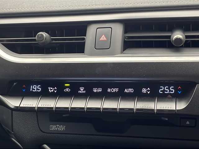 レクサス ＵＸ 300e バージョンC 千葉県 2021(令3)年 1万km ソニックチタニウム 純正ナビ(CD/ DVD/ BT/ USB/ フルセグTV/Miracast）/マークレビンソン/レクサスセーフティ/ブラインドスポットモニター/パノラミックビューモニター/クリアランスソナー/本革シート/パワーシート/シートヒーター/エアシート/後席シートヒーター/パワーバックドア/ドライブレコーダー/ETC２．０/ステアリングヒーター/ヘッドアップディスプレイ/パドルシフト