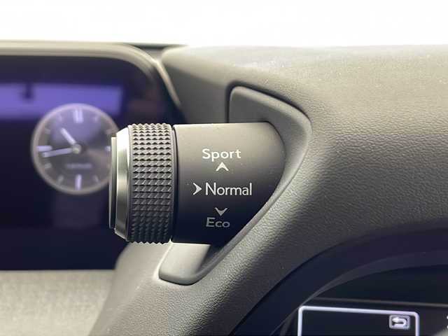 レクサス ＵＸ 300e バージョンC 千葉県 2021(令3)年 1万km ソニックチタニウム 純正ナビ(CD/ DVD/ BT/ USB/ フルセグTV/Miracast）/マークレビンソン/レクサスセーフティ/ブラインドスポットモニター/パノラミックビューモニター/クリアランスソナー/本革シート/パワーシート/シートヒーター/エアシート/後席シートヒーター/パワーバックドア/ドライブレコーダー/ETC２．０/ステアリングヒーター/ヘッドアップディスプレイ/パドルシフト