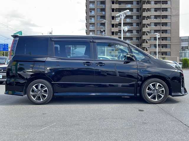 トヨタ ノア Si 長野県 2017(平29)年 3.7万km ブラック １０インチ純正ナビ/Bluetooth Audio/フルセグテレビ/ドライブレコーダー/ビルドインＥＴＣ/バックカメラ/片側電動スライドドア/クルーズコントロール/デジタルインナーミラー/プリクラッシュセーフティ/レーンディパーチャーアラート/オートマチックハイビーム/ＬＥＤヘッドライト/純正フロアマット/プッシュスタート/オートライト/ドアバイザー/スマートキー/スペアキー×１/横滑り防止機能/盗難防止機能