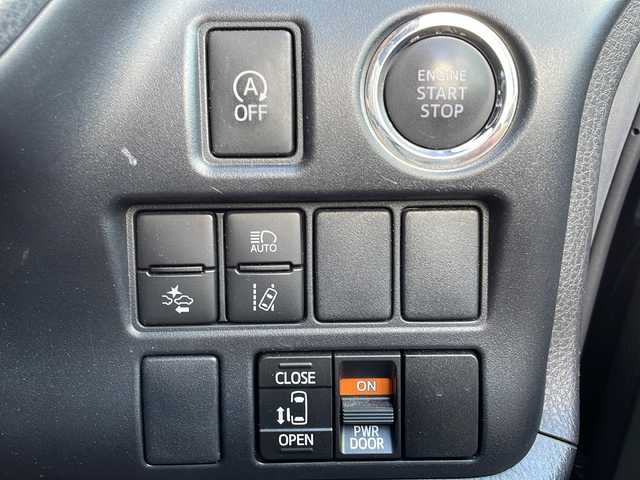 トヨタ ノア Si 長野県 2017(平29)年 3.7万km ブラック １０インチ純正ナビ/Bluetooth Audio/フルセグテレビ/ドライブレコーダー/ビルドインＥＴＣ/バックカメラ/片側電動スライドドア/クルーズコントロール/デジタルインナーミラー/プリクラッシュセーフティ/レーンディパーチャーアラート/オートマチックハイビーム/ＬＥＤヘッドライト/純正フロアマット/プッシュスタート/オートライト/ドアバイザー/スマートキー/スペアキー×１/横滑り防止機能/盗難防止機能