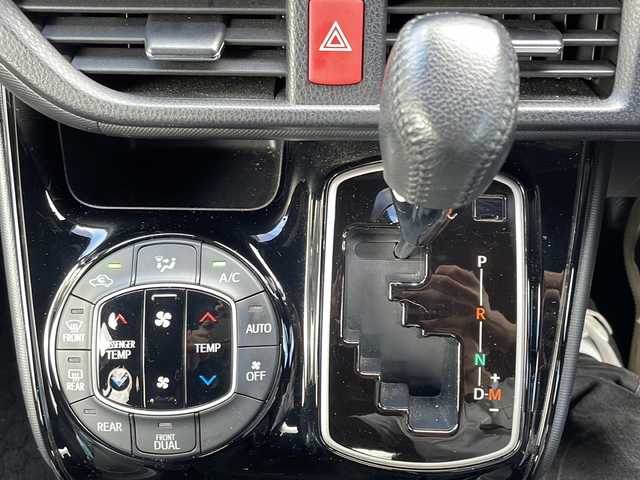 トヨタ ノア Si 長野県 2017(平29)年 3.7万km ブラック １０インチ純正ナビ/Bluetooth Audio/フルセグテレビ/ドライブレコーダー/ビルドインＥＴＣ/バックカメラ/片側電動スライドドア/クルーズコントロール/デジタルインナーミラー/プリクラッシュセーフティ/レーンディパーチャーアラート/オートマチックハイビーム/ＬＥＤヘッドライト/純正フロアマット/プッシュスタート/オートライト/ドアバイザー/スマートキー/スペアキー×１/横滑り防止機能/盗難防止機能