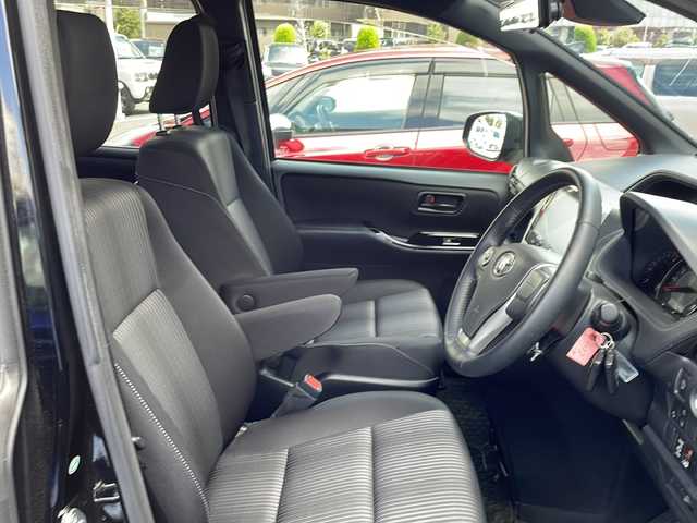トヨタ ノア Si 長野県 2017(平29)年 3.7万km ブラック １０インチ純正ナビ/Bluetooth Audio/フルセグテレビ/ドライブレコーダー/ビルドインＥＴＣ/バックカメラ/片側電動スライドドア/クルーズコントロール/デジタルインナーミラー/プリクラッシュセーフティ/レーンディパーチャーアラート/オートマチックハイビーム/ＬＥＤヘッドライト/純正フロアマット/プッシュスタート/オートライト/ドアバイザー/スマートキー/スペアキー×１/横滑り防止機能/盗難防止機能