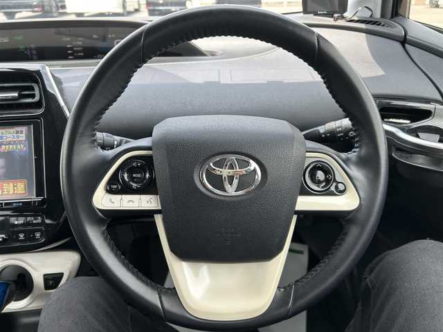トヨタ プリウス S ツーリングセレクション 岡山県 2016(平28)年 10.5万km アティチュードブラックマイカ 登録時走行距離104762km/純正9インチナビ/フルセグTV(AM.FM.CD.DVD.TV.BT)/モデリスタフルエアロ/バックカメラ/ETC/ドライブレコーダー/シートヒーター/衝突軽減ブレーキ/オートライト/アイドリングストップ/17インチ純正AW/純正フロアマット