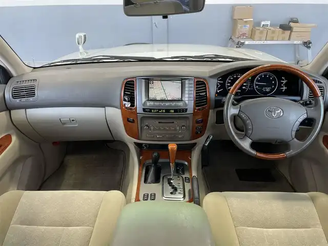 トヨタ ランドクルーザー VX－LTD Gセレクション 群馬県 2004(平16)年 9.6万km ホワイトパールクリスタルシャイン 安全装備/・クルーズコントロール/・オートライト/純正DVDナビ/・AM/FM/CD/MD/バックカメラ/サンルーフ/前席パワーシート/前席シートヒーター/4WD/ETC/ハイトコントロール/フォグランプ/社外エアロ/純正フロアマット/純正ドアバイザー