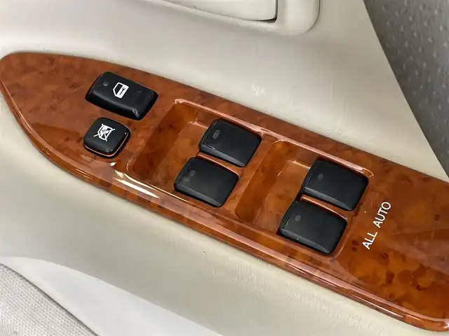 トヨタ ランドクルーザー VX－LTD Gセレクション 群馬県 2004(平16)年 9.6万km ホワイトパールクリスタルシャイン 安全装備/・クルーズコントロール/・オートライト/純正DVDナビ/・AM/FM/CD/MD/バックカメラ/サンルーフ/前席パワーシート/前席シートヒーター/4WD/ETC/ハイトコントロール/フォグランプ/社外エアロ/純正フロアマット/純正ドアバイザー