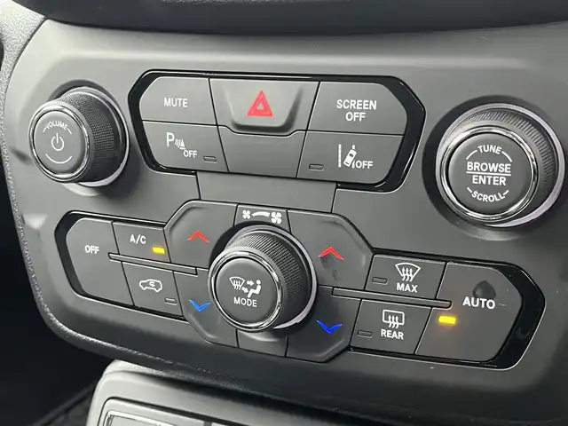 クライスラー・ジープ ジープ レネゲード リミテッド 静岡県 2021(令3)年 2万km アンヴィル レザーシート/ステアリングヒーター/ブラインドスポットモニター/純正ナビ/(Bluetooth/AUX/ワンセグ)/衝突被害軽減システム/バックカメラ/スマートキー /LEDライト/アダブティブクルーズコントロール/レーンキープアシスト/シートヒーター /ETC2.0/ドライブレコーダー/スペアキー/保証書/取扱説明書