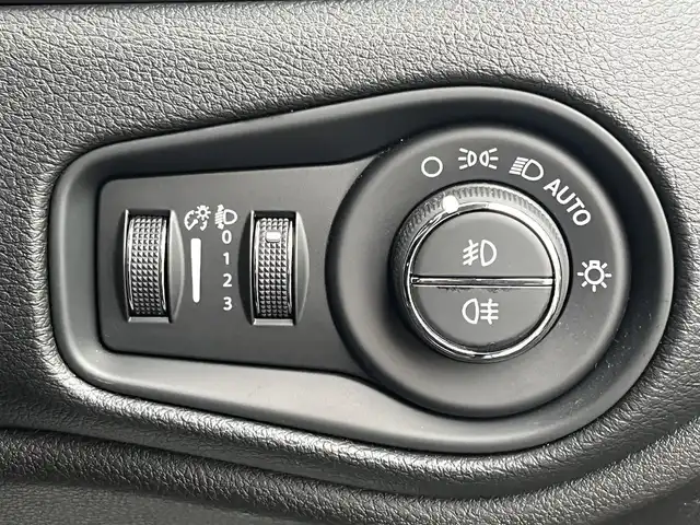 クライスラー・ジープ ジープ レネゲード リミテッド 静岡県 2021(令3)年 2万km アンヴィル レザーシート/ステアリングヒーター/ブラインドスポットモニター/純正ナビ/(Bluetooth/AUX/ワンセグ)/衝突被害軽減システム/バックカメラ/スマートキー /LEDライト/アダブティブクルーズコントロール/レーンキープアシスト/シートヒーター /ETC2.0/ドライブレコーダー/スペアキー/保証書/取扱説明書
