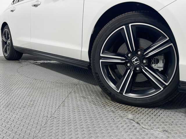 ホンダ アコード e:HEV 広島県 2024(令6)年 1.1万km プラチナホワイトパール 12.3型HondaConnectディスプレイ（Googleマップ/フルセグTV/Bluetooth/AppleCarPlay/AndroidAuto）/マルチビューカメラ/BOSEサウンド/黒革シート/パワーシート（運転席/助手席）/ポジションメモリー/シートヒーター（運転席/助手席/後席左右）/ホンダセンシング/・衝突軽減ブレーキ/・誤発進抑制機能/・レーンキープアシスト/・アダプティブクルーズコントロール/・オートハイビーム/・ブラインドスポットモニター/・パーキングセンサー/Hondaパーキングパイロット/LEDヘッドランプ/純正18インチAW/電動パーキングブレーキ/オートブレーキホールド/減速セレクター/ヘッドアップディスプレイ/ETC2.0/ワイヤレス充電/ドライブレコーダー