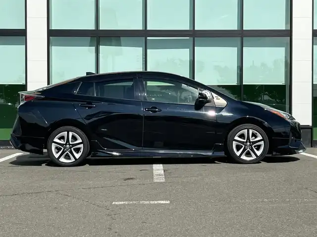 トヨタ プリウス S ツーリングセレクション 和歌山県 2018(平30)年 6.3万km アティチュードブラックマイカ 純正7インチナビ/フルセグTV/Bluetooth/CD/DVD/バックカメラ/ETC/革巻きステアリング/ステアリングスイッチ/レザーシート/前席シートヒーター/LEDヘッドライト/オートライト/モデリスタエアロ/純正17インチAW/ドアバイザー/プッシュスタート/スマートキー