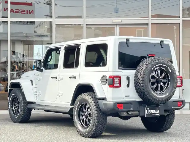 クライスラー・ジープ ラングラー アンリミテッド サハラ 福岡県 2021(令3)年 1.3万km ブライトホワイト ナビ　/フルセグ　/フロント・サイド・バックカメラ　/黒レザーシート　/シートヒーター　/ヒーテッドステアリング　/ＣａｒＰｌａｙ　/ＡＣＣ　/ＢＳＭ　/前後クリアランスソナー　/スマートキー　/ＭＫＷ１７ｉｎｃｈＡＷ