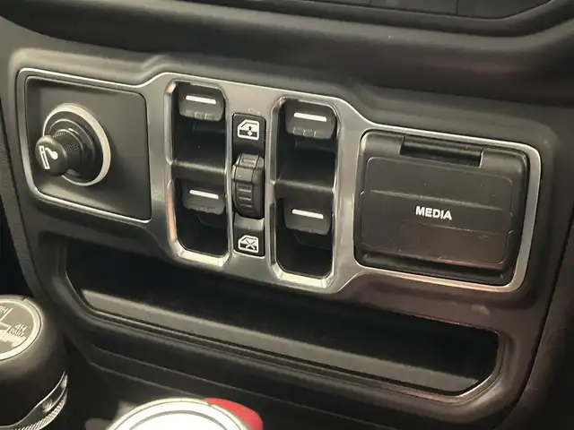 クライスラー・ジープ ラングラー アンリミテッド サハラ 福岡県 2021(令3)年 1.3万km ブライトホワイト ナビ　/フルセグ　/フロント・サイド・バックカメラ　/黒レザーシート　/シートヒーター　/ヒーテッドステアリング　/ＣａｒＰｌａｙ　/ＡＣＣ　/ＢＳＭ　/前後クリアランスソナー　/スマートキー　/ＭＫＷ１７ｉｎｃｈＡＷ