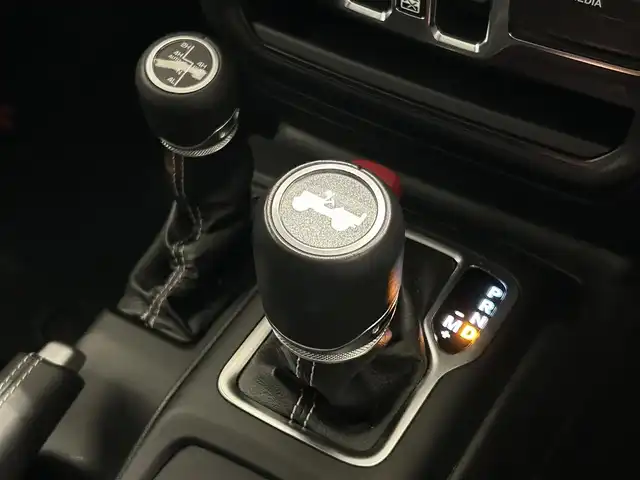 クライスラー・ジープ ラングラー アンリミテッド サハラ 福岡県 2021(令3)年 1.3万km ブライトホワイト ナビ　/フルセグ　/フロント・サイド・バックカメラ　/黒レザーシート　/シートヒーター　/ヒーテッドステアリング　/ＣａｒＰｌａｙ　/ＡＣＣ　/ＢＳＭ　/前後クリアランスソナー　/スマートキー　/ＭＫＷ１７ｉｎｃｈＡＷ