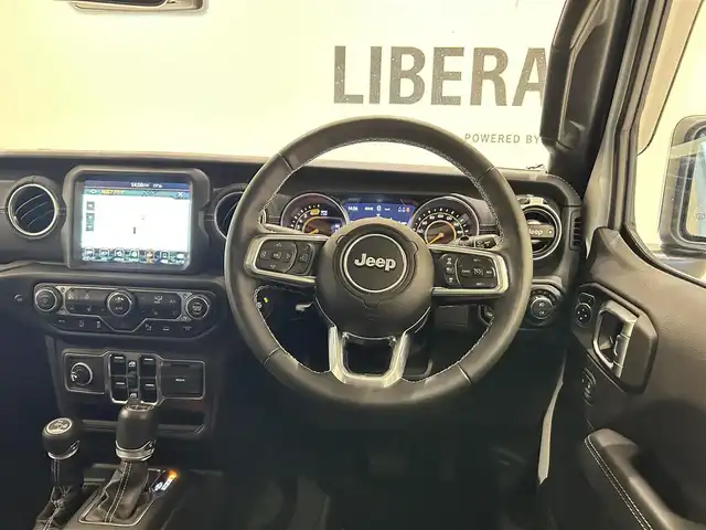 クライスラー・ジープ ラングラー アンリミテッド サハラ 福岡県 2021(令3)年 1.3万km ブライトホワイト ナビ　/フルセグ　/フロント・サイド・バックカメラ　/黒レザーシート　/シートヒーター　/ヒーテッドステアリング　/ＣａｒＰｌａｙ　/ＡＣＣ　/ＢＳＭ　/前後クリアランスソナー　/スマートキー　/ＭＫＷ１７ｉｎｃｈＡＷ