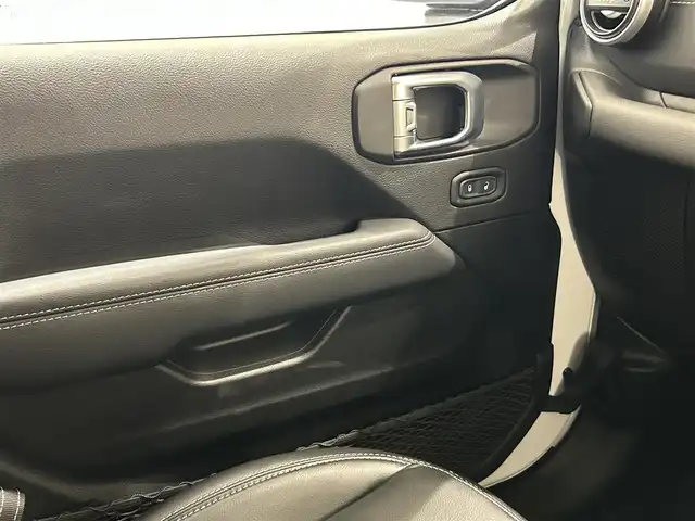 クライスラー・ジープ ラングラー アンリミテッド サハラ 福岡県 2021(令3)年 1.3万km ブライトホワイト ナビ　/フルセグ　/フロント・サイド・バックカメラ　/黒レザーシート　/シートヒーター　/ヒーテッドステアリング　/ＣａｒＰｌａｙ　/ＡＣＣ　/ＢＳＭ　/前後クリアランスソナー　/スマートキー　/ＭＫＷ１７ｉｎｃｈＡＷ