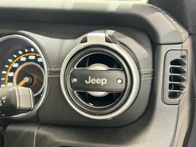 クライスラー・ジープ ラングラー アンリミテッド サハラ 福岡県 2021(令3)年 1.3万km ブライトホワイト ナビ　/フルセグ　/フロント・サイド・バックカメラ　/黒レザーシート　/シートヒーター　/ヒーテッドステアリング　/ＣａｒＰｌａｙ　/ＡＣＣ　/ＢＳＭ　/前後クリアランスソナー　/スマートキー　/ＭＫＷ１７ｉｎｃｈＡＷ