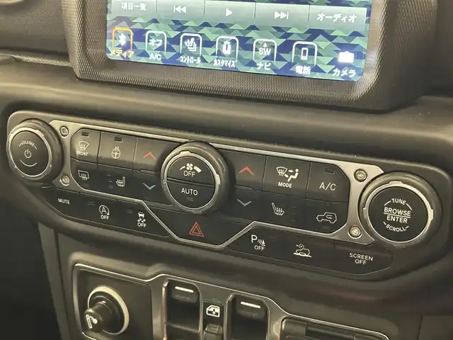 クライスラー・ジープ ラングラー アンリミテッド サハラ 福岡県 2021(令3)年 1.3万km ブライトホワイト ナビ　/フルセグ　/フロント・サイド・バックカメラ　/黒レザーシート　/シートヒーター　/ヒーテッドステアリング　/ＣａｒＰｌａｙ　/ＡＣＣ　/ＢＳＭ　/前後クリアランスソナー　/スマートキー　/ＭＫＷ１７ｉｎｃｈＡＷ