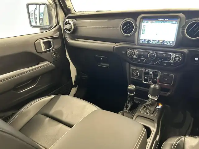 クライスラー・ジープ ラングラー アンリミテッド サハラ 福岡県 2021(令3)年 1.3万km ブライトホワイト ナビ　/フルセグ　/フロント・サイド・バックカメラ　/黒レザーシート　/シートヒーター　/ヒーテッドステアリング　/ＣａｒＰｌａｙ　/ＡＣＣ　/ＢＳＭ　/前後クリアランスソナー　/スマートキー　/ＭＫＷ１７ｉｎｃｈＡＷ