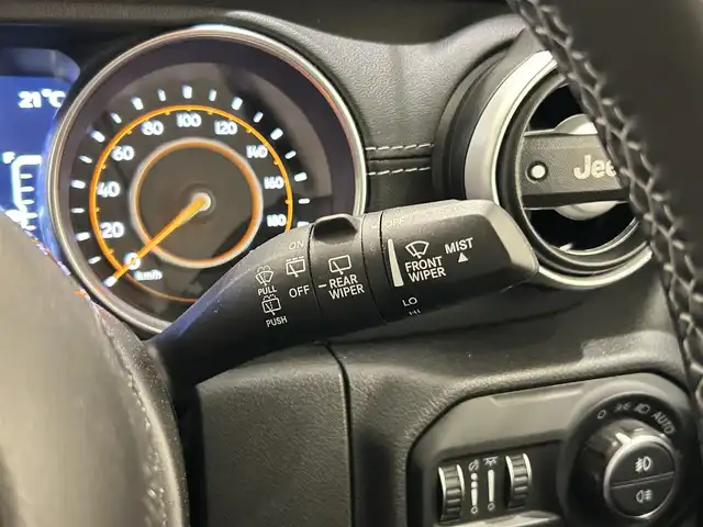 クライスラー・ジープ ラングラー アンリミテッド サハラ 福岡県 2021(令3)年 1.3万km ブライトホワイト ナビ　/フルセグ　/フロント・サイド・バックカメラ　/黒レザーシート　/シートヒーター　/ヒーテッドステアリング　/ＣａｒＰｌａｙ　/ＡＣＣ　/ＢＳＭ　/前後クリアランスソナー　/スマートキー　/ＭＫＷ１７ｉｎｃｈＡＷ