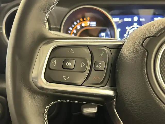 クライスラー・ジープ ラングラー アンリミテッド サハラ 福岡県 2021(令3)年 1.3万km ブライトホワイト ナビ　/フルセグ　/フロント・サイド・バックカメラ　/黒レザーシート　/シートヒーター　/ヒーテッドステアリング　/ＣａｒＰｌａｙ　/ＡＣＣ　/ＢＳＭ　/前後クリアランスソナー　/スマートキー　/ＭＫＷ１７ｉｎｃｈＡＷ