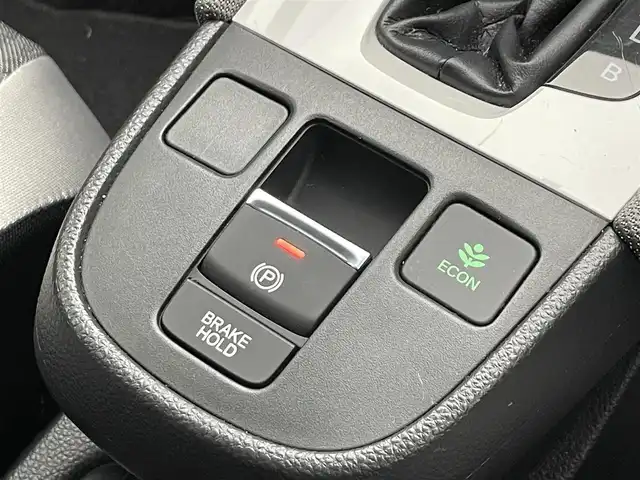 ホンダ フィット e:HEVクロスター 滋賀県 2020(令2)年 3.1万km シャイニンググレーM 純正9インチナビ/【Bluetooth/CD/DVD/フルセグ /USB】/バックカメラ/ホンダセンシング/・衝突軽減ブレーキ〈CMBS〉/・誤発進抑制機能後方誤発進抑制機能/・近距離衝突軽減ブレーキ/・歩行者事故低減ステアリング/・路外逸脱抑制機能/・渋滞追従機能付アダプティブ・クルーズ・コントロール〈ACC〉/・車線維持支援システム〈LKAS〉/・先行車発進お知らせ機能/・標識認識機能/・オートハイビーム/前後ドライブレコーダー/クリアランスソナー/LEDヘッドライト/ETC/電動パーキングブレーキ/ブレーキオートホールド/純正フロアマット/スマートキー