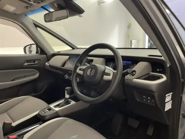 ホンダ フィット e:HEVクロスター 滋賀県 2020(令2)年 3.1万km シャイニンググレーM 純正9インチナビ/【Bluetooth/CD/DVD/フルセグ /USB】/バックカメラ/ホンダセンシング/・衝突軽減ブレーキ〈CMBS〉/・誤発進抑制機能後方誤発進抑制機能/・近距離衝突軽減ブレーキ/・歩行者事故低減ステアリング/・路外逸脱抑制機能/・渋滞追従機能付アダプティブ・クルーズ・コントロール〈ACC〉/・車線維持支援システム〈LKAS〉/・先行車発進お知らせ機能/・標識認識機能/・オートハイビーム/前後ドライブレコーダー/クリアランスソナー/LEDヘッドライト/ETC/電動パーキングブレーキ/ブレーキオートホールド/純正フロアマット/スマートキー