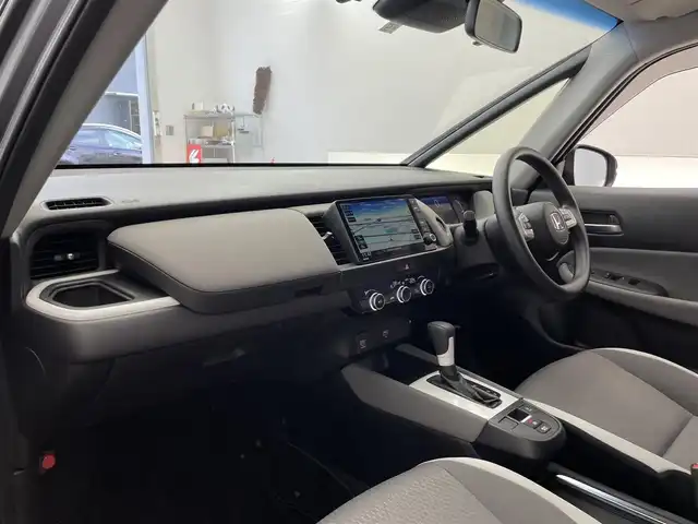 ホンダ フィット e:HEVクロスター 滋賀県 2020(令2)年 3.1万km シャイニンググレーM 純正9インチナビ/【Bluetooth/CD/DVD/フルセグ /USB】/バックカメラ/ホンダセンシング/・衝突軽減ブレーキ〈CMBS〉/・誤発進抑制機能後方誤発進抑制機能/・近距離衝突軽減ブレーキ/・歩行者事故低減ステアリング/・路外逸脱抑制機能/・渋滞追従機能付アダプティブ・クルーズ・コントロール〈ACC〉/・車線維持支援システム〈LKAS〉/・先行車発進お知らせ機能/・標識認識機能/・オートハイビーム/前後ドライブレコーダー/クリアランスソナー/LEDヘッドライト/ETC/電動パーキングブレーキ/ブレーキオートホールド/純正フロアマット/スマートキー