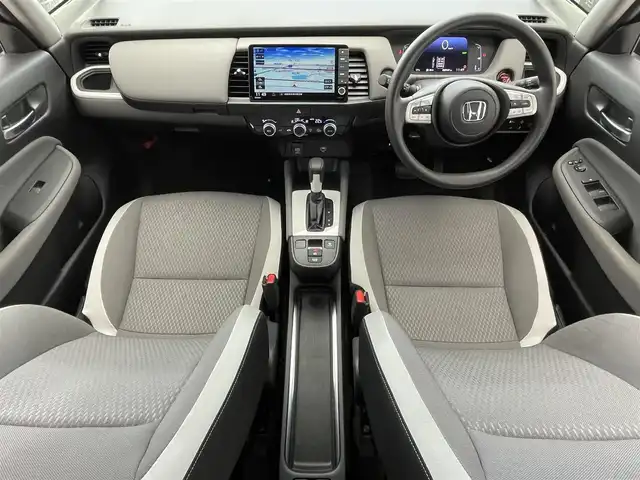 ホンダ フィット e:HEVクロスター 滋賀県 2020(令2)年 3.1万km シャイニンググレーM 純正9インチナビ/【Bluetooth/CD/DVD/フルセグ /USB】/バックカメラ/ホンダセンシング/・衝突軽減ブレーキ〈CMBS〉/・誤発進抑制機能後方誤発進抑制機能/・近距離衝突軽減ブレーキ/・歩行者事故低減ステアリング/・路外逸脱抑制機能/・渋滞追従機能付アダプティブ・クルーズ・コントロール〈ACC〉/・車線維持支援システム〈LKAS〉/・先行車発進お知らせ機能/・標識認識機能/・オートハイビーム/前後ドライブレコーダー/クリアランスソナー/LEDヘッドライト/ETC/電動パーキングブレーキ/ブレーキオートホールド/純正フロアマット/スマートキー