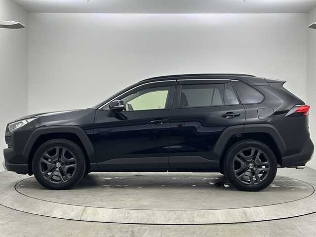 トヨタ ＲＡＶ４ アドベンチャー 大阪府 2023(令5)年 0.8万km アティチュードブラックマイカ 純正10.5インチディスプレイオーディオナビ/【フルセグTV/Bluetooth/FM/AM】/パノラマミックビューモニター/ブラインドスポットモニター(BSM)/トヨタセーフティセンス/・プリクラッシュセーフティー/・レーダークルーズコントロール/・オートマチックハイビーム/・レーントレーシングアシスト/・パーキングサポートブレーキ/・ロードサインアシスト/先行車発進お知らせ機能/後退速度抑制機能/内装色：オーキッドブラウン/ハーフレザーシート/D/N席シートベンチレーション/D/N席シートヒーター/D席パワーシート/シートメモリー/純正19インチAW