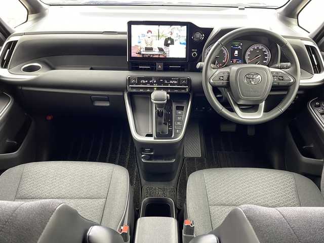 トヨタ ノア S－G 大阪府 2024(令6)年 2.4万km アティチュードブラックマイカ モデリスタエアロ/純正10.5型ディスプレイオーディオナビ/【フルセグTV/AM/FM/CD/DVD/BT/USB/HDMI】/快適利便パッケージ(mid)/・ハンズフリーパワースライドドア/・左右独立フロント＋リアエアコン/・D/N席シートヒーター/・独立センターコンソール/・nanoe/TVキャンセラー/バックカメラ/両側パワースライドドア/ToyotaSafetySense/・プリクラッシュセーフティ/・レーントレーシングアシスト＋レーンディパーチャーアラート/・レーダークルーズコントロール/・アダプティブハイビームシステム/・ロードサインアシスト/・ドライバー異常時対応システム/・プロアクティブドライビングアシスト/・発進遅れ告知機能/パーキングサポートブレーキ/車両接近通報装置/アイドリングストップ/オートホールド/ビルトインETC2.0/WAC/後席サンシェード/純正16インチAW/純正フロアマット/スマートキー/サマータイヤ積込み