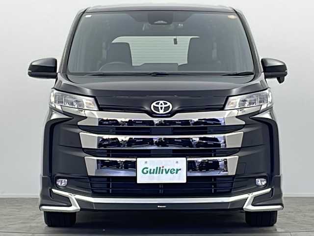 トヨタ ノア S－G 大阪府 2024(令6)年 2.4万km アティチュードブラックマイカ モデリスタエアロ/純正10.5型ディスプレイオーディオナビ/【フルセグTV/AM/FM/CD/DVD/BT/USB/HDMI】/快適利便パッケージ(mid)/・ハンズフリーパワースライドドア/・左右独立フロント＋リアエアコン/・D/N席シートヒーター/・独立センターコンソール/・nanoe/TVキャンセラー/バックカメラ/両側パワースライドドア/ToyotaSafetySense/・プリクラッシュセーフティ/・レーントレーシングアシスト＋レーンディパーチャーアラート/・レーダークルーズコントロール/・アダプティブハイビームシステム/・ロードサインアシスト/・ドライバー異常時対応システム/・プロアクティブドライビングアシスト/・発進遅れ告知機能/パーキングサポートブレーキ/車両接近通報装置/アイドリングストップ/オートホールド/ビルトインETC2.0/WAC/後席サンシェード/純正16インチAW/純正フロアマット/スマートキー/サマータイヤ積込み