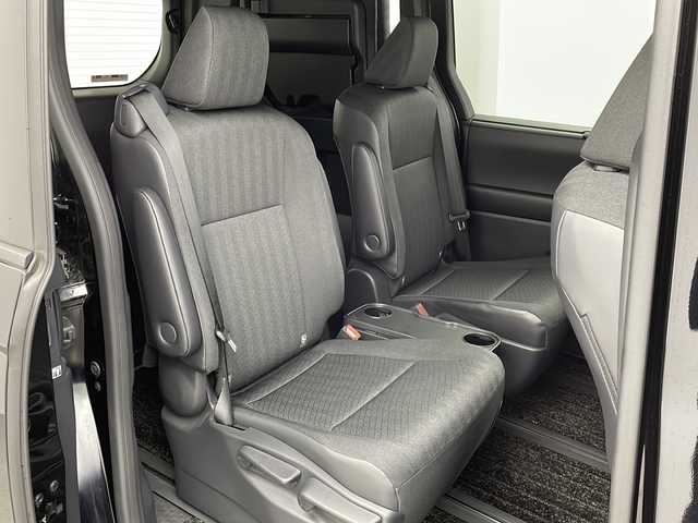 トヨタ ノア S－G 大阪府 2024(令6)年 2.4万km アティチュードブラックマイカ モデリスタエアロ/純正10.5型ディスプレイオーディオナビ/【フルセグTV/AM/FM/CD/DVD/BT/USB/HDMI】/快適利便パッケージ(mid)/・ハンズフリーパワースライドドア/・左右独立フロント＋リアエアコン/・D/N席シートヒーター/・独立センターコンソール/・nanoe/TVキャンセラー/バックカメラ/両側パワースライドドア/ToyotaSafetySense/・プリクラッシュセーフティ/・レーントレーシングアシスト＋レーンディパーチャーアラート/・レーダークルーズコントロール/・アダプティブハイビームシステム/・ロードサインアシスト/・ドライバー異常時対応システム/・プロアクティブドライビングアシスト/・発進遅れ告知機能/パーキングサポートブレーキ/車両接近通報装置/アイドリングストップ/オートホールド/ビルトインETC2.0/WAC/後席サンシェード/純正16インチAW/純正フロアマット/スマートキー/サマータイヤ積込み