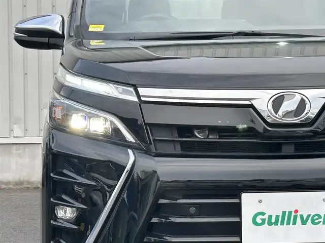 トヨタ ヴォクシー ZS 煌Ⅱ 神奈川県 2020(令2)年 5万km ブラック ・純正１０インチナビ　/・純正バックカメラ　/・純正ＥＴＣ　/・Ｂｌｕｅｔｏｏｔｈ　/・ＤＶＤ　ＣＤ　/・フルセグＴＶ　/・ＨＤＭＩ入力端子　/・６スピーカー/・両側パワースライドドア　/・純正ＬＥＤヘッドライト　/・フォグランプ　/・トヨタセーフティーセンス/・サイドバイザー/・スマートキー/・プッシュスタート/・純正フロアマット/・インテリジェントクリアランスソナー/・リヤオートエアコン