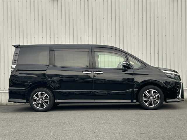 トヨタ ヴォクシー ZS 煌Ⅱ 神奈川県 2020(令2)年 5万km ブラック ・純正１０インチナビ　/・純正バックカメラ　/・純正ＥＴＣ　/・Ｂｌｕｅｔｏｏｔｈ　/・ＤＶＤ　ＣＤ　/・フルセグＴＶ　/・ＨＤＭＩ入力端子　/・６スピーカー/・両側パワースライドドア　/・純正ＬＥＤヘッドライト　/・フォグランプ　/・トヨタセーフティーセンス/・サイドバイザー/・スマートキー/・プッシュスタート/・純正フロアマット/・インテリジェントクリアランスソナー/・リヤオートエアコン