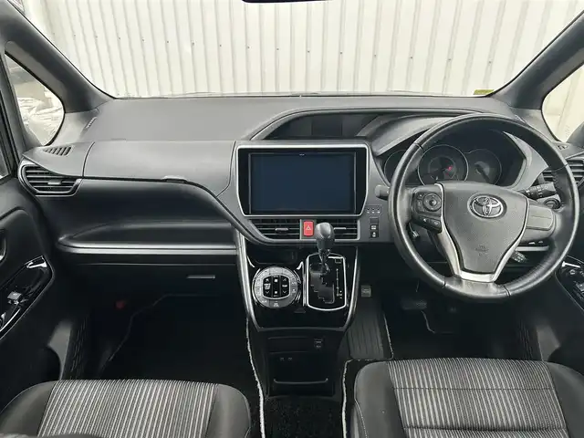 トヨタ ヴォクシー ZS 煌Ⅱ 神奈川県 2020(令2)年 5万km ブラック ・純正１０インチナビ　/・純正バックカメラ　/・純正ＥＴＣ　/・Ｂｌｕｅｔｏｏｔｈ　/・ＤＶＤ　ＣＤ　/・フルセグＴＶ　/・ＨＤＭＩ入力端子　/・６スピーカー/・両側パワースライドドア　/・純正ＬＥＤヘッドライト　/・フォグランプ　/・トヨタセーフティーセンス/・サイドバイザー/・スマートキー/・プッシュスタート/・純正フロアマット/・インテリジェントクリアランスソナー/・リヤオートエアコン