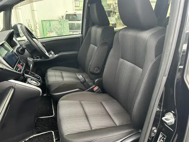 トヨタ ヴォクシー ZS 煌Ⅱ 神奈川県 2020(令2)年 5万km ブラック ・純正１０インチナビ　/・純正バックカメラ　/・純正ＥＴＣ　/・Ｂｌｕｅｔｏｏｔｈ　/・ＤＶＤ　ＣＤ　/・フルセグＴＶ　/・ＨＤＭＩ入力端子　/・６スピーカー/・両側パワースライドドア　/・純正ＬＥＤヘッドライト　/・フォグランプ　/・トヨタセーフティーセンス/・サイドバイザー/・スマートキー/・プッシュスタート/・純正フロアマット/・インテリジェントクリアランスソナー/・リヤオートエアコン