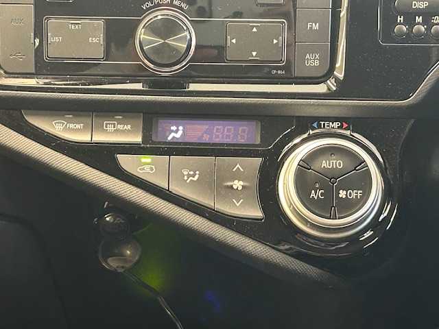 トヨタ アクア X－URBAN 静岡県 2015(平27)年 8.3万km フレッシュグリーンマイカメタリック (株)IDOMが運営する【じしゃロン浜松店】の自社ローン専用車両になりますこちらは現金またはオートローンご利用時の価格です。自社ローンご希望の方は別途その旨お申付け下さい/純正オーディオ/社外ポータブルナビ（GN-GP745VD)/ワンセグテレビ/スマートキー/プッシュスタート/ETC