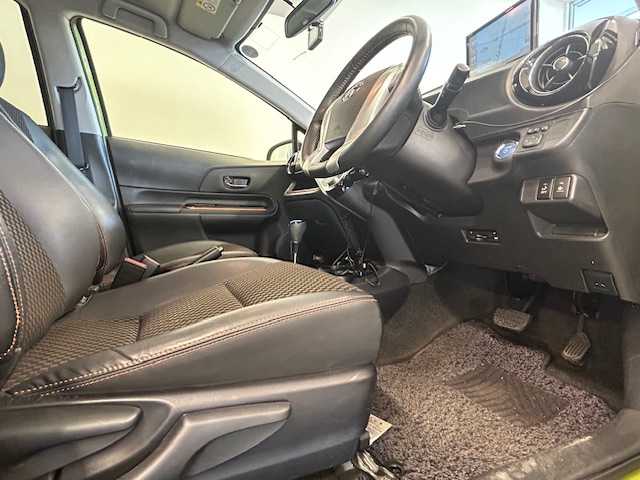 トヨタ アクア X－URBAN 静岡県 2015(平27)年 8.3万km フレッシュグリーンマイカメタリック (株)IDOMが運営する【じしゃロン浜松店】の自社ローン専用車両になりますこちらは現金またはオートローンご利用時の価格です。自社ローンご希望の方は別途その旨お申付け下さい/純正オーディオ/社外ポータブルナビ（GN-GP745VD)/ワンセグテレビ/スマートキー/プッシュスタート/ETC