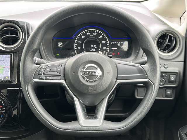 日産 ノート e－パワー X Vセレクション 茨城県 2020(令2)年 4.3万km ブリリアントシルバー 社外ナビゲーション/CD/DVD/Bluetooth/アラウンドビューモニター/インテリジェントエマージェンシーブレーキ/レーンキープアシスト/コーナーセンサー/デジタルインナーミラー/プッシュスタート/スマートキー/ETC/オートライト/オートマチックハイビーム/LEDヘッドライト/保証書、取扱説明書