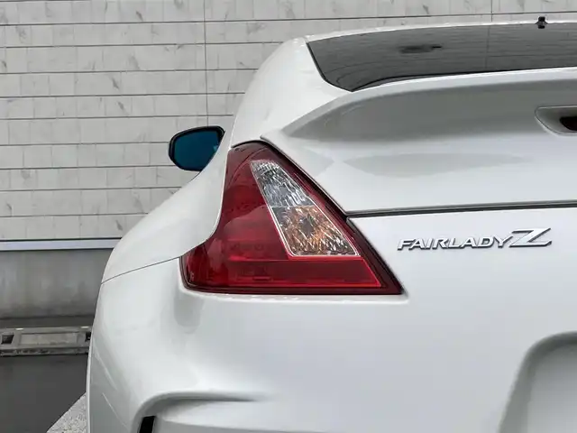 日産 フェアレディ Ｚ ニスモ 静岡県 2016(平28)年 4.5万km ブリリアントホワイトパール 純正メーカーHDDナビ/　AM FM CD DVD Bluetooth AUX/ビルトインETC/バックモニター/前方ドライブレコーダー/３連サブメーター/HIDオートヘッドライト/NISMO専用スポーツマフラー/純正19インチアルミホイール/パドルシフト/スマートキー&プッシュスタート/フルセグTV/BOSEプレミアムサウンドシステム/RECAROハーフレザーシート