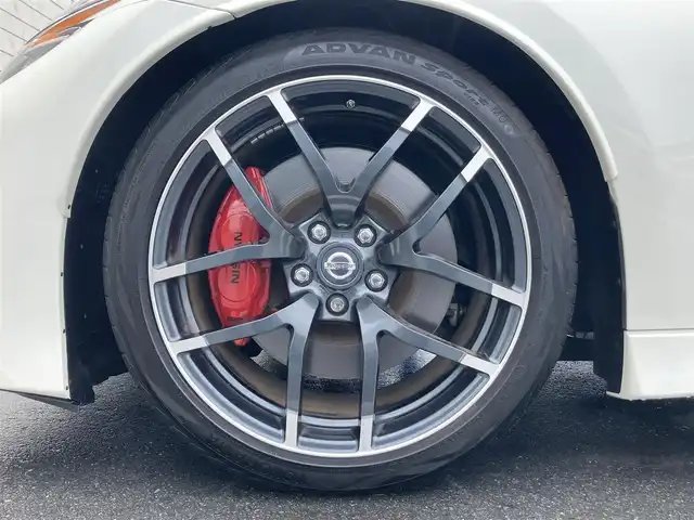 日産 フェアレディ Ｚ ニスモ 静岡県 2016(平28)年 4.5万km ブリリアントホワイトパール 純正メーカーHDDナビ/　AM FM CD DVD Bluetooth AUX/ビルトインETC/バックモニター/前方ドライブレコーダー/３連サブメーター/HIDオートヘッドライト/NISMO専用スポーツマフラー/純正19インチアルミホイール/パドルシフト/スマートキー&プッシュスタート/フルセグTV/BOSEプレミアムサウンドシステム/RECAROハーフレザーシート
