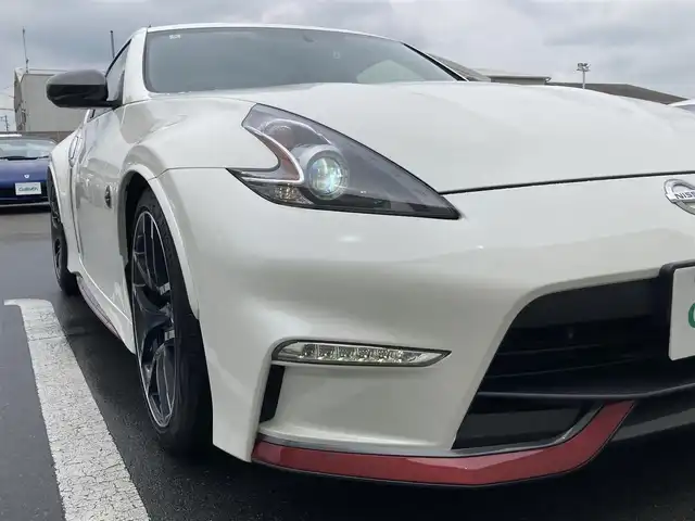日産 フェアレディ Ｚ ニスモ 静岡県 2016(平28)年 4.5万km ブリリアントホワイトパール 純正メーカーHDDナビ/　AM FM CD DVD Bluetooth AUX/ビルトインETC/バックモニター/前方ドライブレコーダー/３連サブメーター/HIDオートヘッドライト/NISMO専用スポーツマフラー/純正19インチアルミホイール/パドルシフト/スマートキー&プッシュスタート/フルセグTV/BOSEプレミアムサウンドシステム/RECAROハーフレザーシート