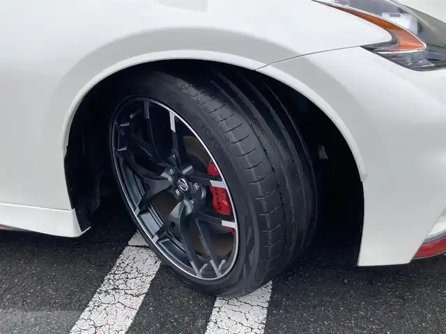 日産 フェアレディ Ｚ ニスモ 静岡県 2016(平28)年 4.5万km ブリリアントホワイトパール 純正メーカーHDDナビ/　AM FM CD DVD Bluetooth AUX/ビルトインETC/バックモニター/前方ドライブレコーダー/３連サブメーター/HIDオートヘッドライト/NISMO専用スポーツマフラー/純正19インチアルミホイール/パドルシフト/スマートキー&プッシュスタート/フルセグTV/BOSEプレミアムサウンドシステム/RECAROハーフレザーシート