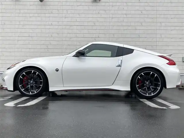 日産 フェアレディ Ｚ ニスモ 静岡県 2016(平28)年 4.5万km ブリリアントホワイトパール 純正メーカーHDDナビ/　AM FM CD DVD Bluetooth AUX/ビルトインETC/バックモニター/前方ドライブレコーダー/３連サブメーター/HIDオートヘッドライト/NISMO専用スポーツマフラー/純正19インチアルミホイール/パドルシフト/スマートキー&プッシュスタート/フルセグTV/BOSEプレミアムサウンドシステム/RECAROハーフレザーシート
