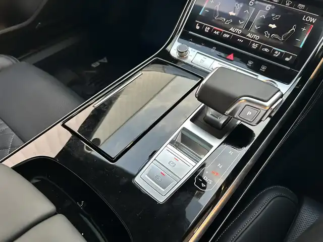 アウディ Ａ８ 55TFSIクワトロ 茨城県 2022(令4)年 0.9万km デイトナグレーパールエフェクト ワンオーナー/ブラックスタイリングパッケージ/コンフォートパッケージ/Slineスタイリングパッケージ/BANG＆OLUFSENサウンド/パノラマSR/MMIナビ/フルセグTV/360°カメラ/ETC/前後ドラレコ/黒革シート/バーチャルコクピット/マトリックスLED/純正20インチAW/パワーシート/シートヒーター/ベンチレーション/パワーバックドア