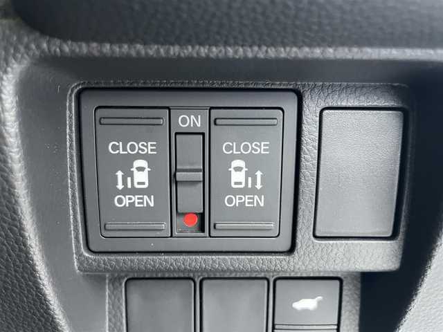 ホンダ ステップワゴン スパーダ eHEV プレミアムライン 埼玉県 2022(令4)年 3.7万km プラチナホワイトパール 純正１１．４インチナビ/フリップダウンモニター/マルチビューカメラ/アダプティブクルーズコントロール/ＢＳＭ/ビルトインＥＴＣ/前後ドライブレコーダー/シートヒーター/ホンダセンシング/電動リアゲート
